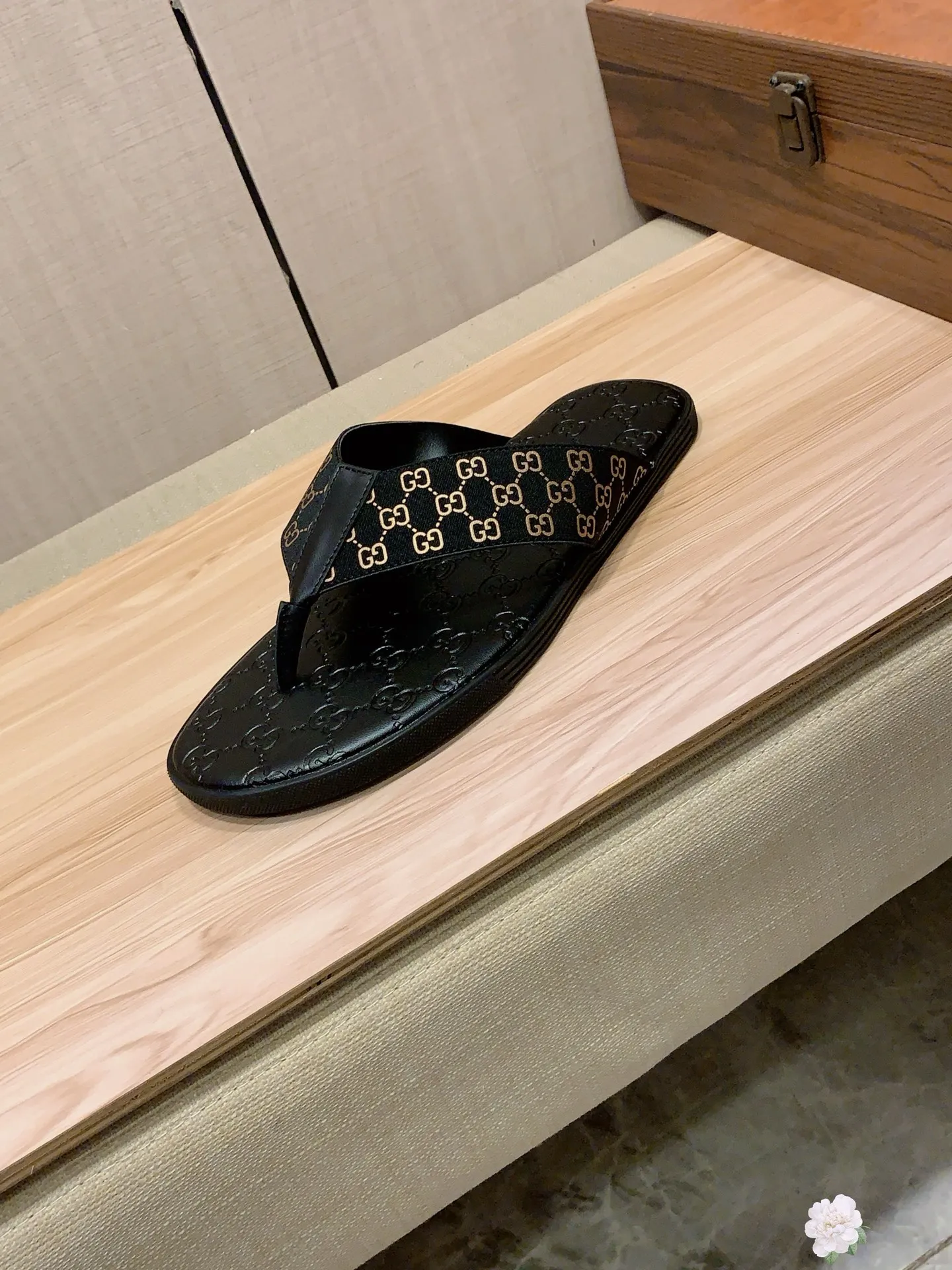 Slippers: New model: Factory price: 260💰💰🎩🎩🔥🔥《 Gucci* 》Series of slippers top purchasing agent🔍🔍Sold at the same time for men, original Italian imported webbing made of selected cowhide, exquisite workmanship,), sole: (super comfortable) original factory special sole, ⚠️exclusive double-layer movable molded sole super comfortable⚠️, real shot🎬the real thing is more beautiful🔍🔍266 regular code 38-44, can be ordered 45.